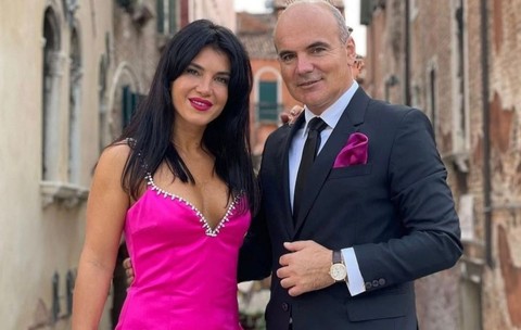 Soția lui Rareș Bogdan e frumoasă foc, putred de bogată, dar stă departe de lumina reflectoarelor! Chiar și așa, tot a ieșit la iveală un detaliu neașteptat despre căsnicia lor. Ce înțelegere uluitoare au făcut cei doi soți, de fapt