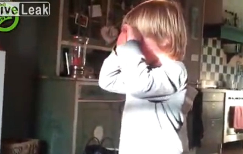 Nu te uita dacă nu te ţine inima! Acest băieţel a uimit internetul cu pasiunea lui fără margini | VIDEO IMPRESIONANT