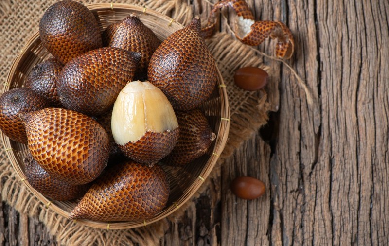 Cu o coajă ce amintește de pielea solzoasă a unui șarpe, salak, cunoscut și ca „fructul șarpelui”, este un fruct tropical originar din Indonezia și Malaezia. Sursă foto Shutterstock
