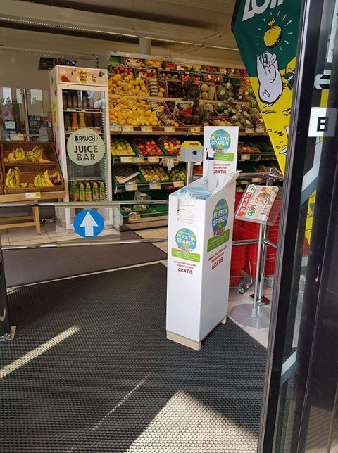 La intrarea într-un supermarket din Austria, oamenii pot să-și ia câte o mască