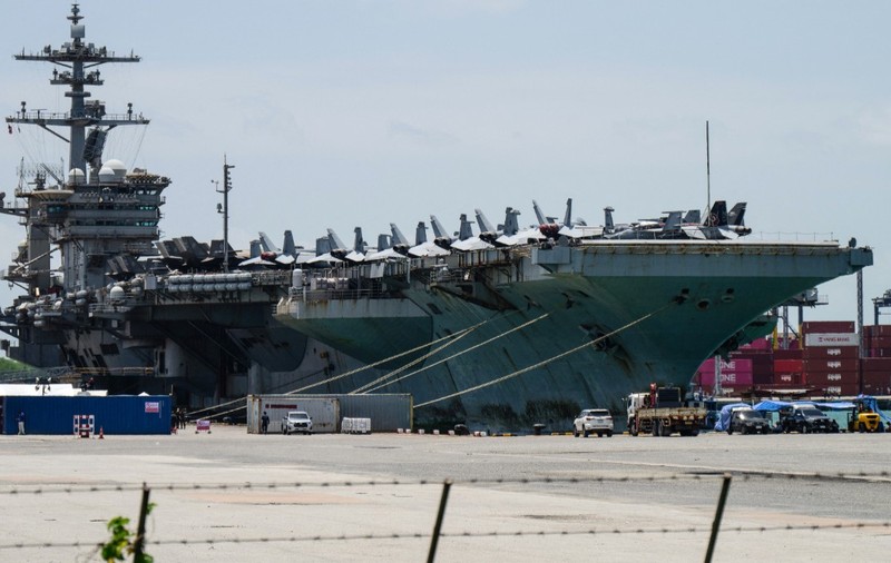 Portavionul american USS Abraham Lincoln (CVN-72) văzut în portul Laem Chabang, lângă orașul Pattaya, pe 3 septembrie 2026.