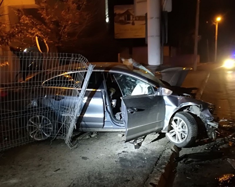 Un medic din Sibiu a intrat cu mașina într-un stâlp, la 220 km/h, și a murit pe loc