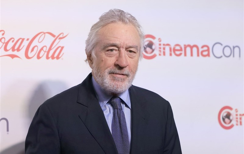 Tânără, arestată, după ce a vrut să îi fure lui Robert De Niro cadourile de sub bradul de Crăciun. Actorul se afla acasă în momentul spargerii