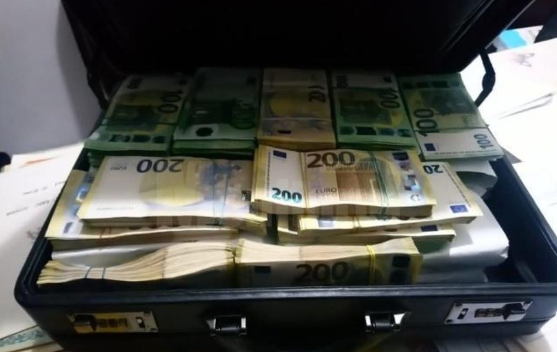 Șeful Serviciului de Informații și Protecție Internă Suceava, reținut de DNA sub acuzația că a luat 90.000 de euro mită pentru a proteja „fabrica” de permise false