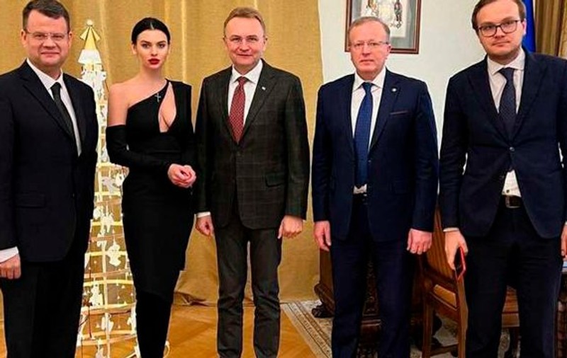 Ministrul adjunct al educației din Ucraina a demisionat, după ce asistenta sa a purtat o ținută prea sexy la o vizită oficială