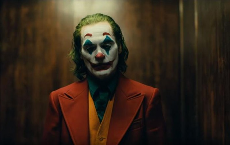 Cronică tulburătoare a celui mai controversat film al momentului. Tu ești Joker? Un film despre noi, cu noi, în calitate de personaje principale