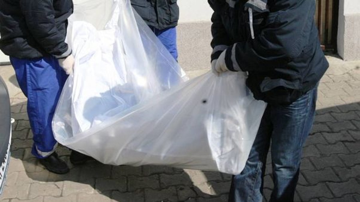Bărbat găsit carbonizat într-o maşină care a luat foc