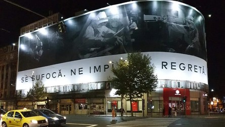 Mesajul tipărit pe banner este însoțit de imagini suprinse în sălile de terapie intensivă din spitalele din țară, unde medicii se luptă să salveze viața bolnavilor de COVID
