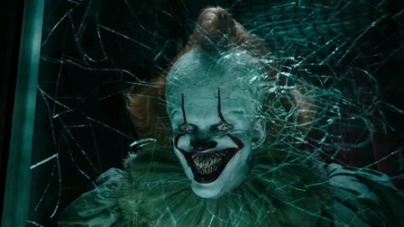 Pennywise se distrează de minune / Foto: Warner Bros. Entertainment Inc.
