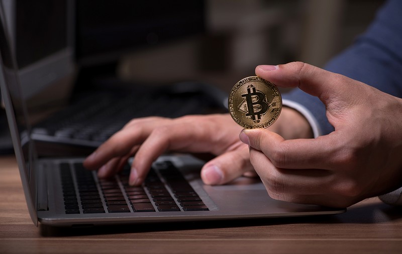 Au rămas fără milioane de dolari după ce au uitat parolele la conturile Bitcoin. Criptomonede rătăcite în valoare de 140 de miliarde de dolari