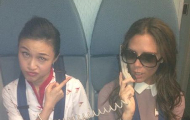 Victoria Beckham a făcut pe stewardesa. Îi stă bine?