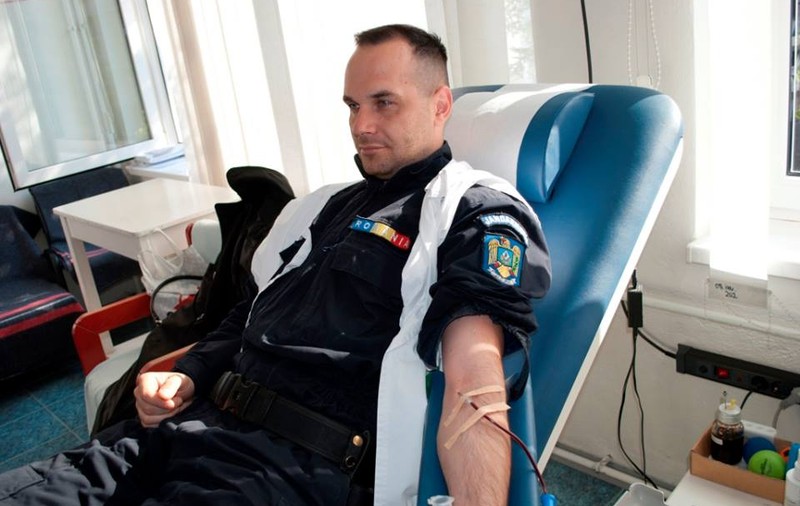 Peste o sută de jandarmi au donat sânge pentru fetiţa colegului lor, rănită în accidentul din județul Braşov