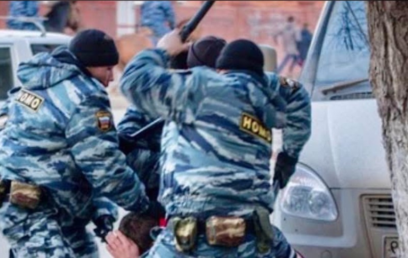 Tensiuni între Rusia și Azerbaidjan, după arestări în masă, soldate cu doi morți, la Ekaterinburg. Poliția azeră a descins la sediul Sputnik