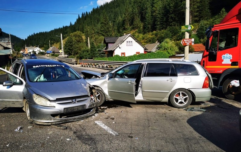 Carambol pe un drum național din Suceava, între două autoturisme şi un camion. Patru persoane, între care doi copii, au fost rănite