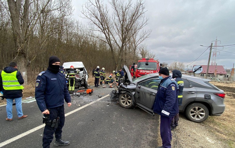 O mașină cu refugiați ucrainieni, implicată într-un accident rutier în Vaslui. Zece persoane au fost rănite