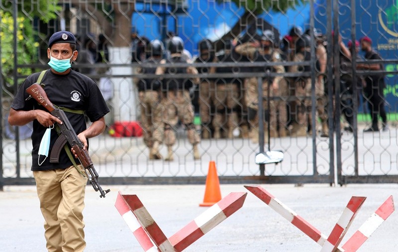 VIDEO | Atac armat la Bursa din Pakistan. Mai multe persoane au fost ucise