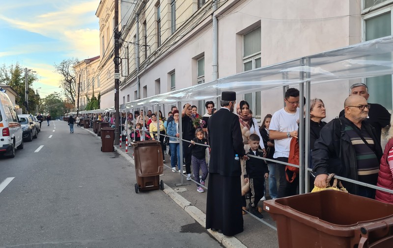 Pelerinaj în avans la Sfânta Parascheva pentru a evita coada kilometrică: „E așa de cald încât îmi vine să beau agheasmă de sete” | Reportaj
