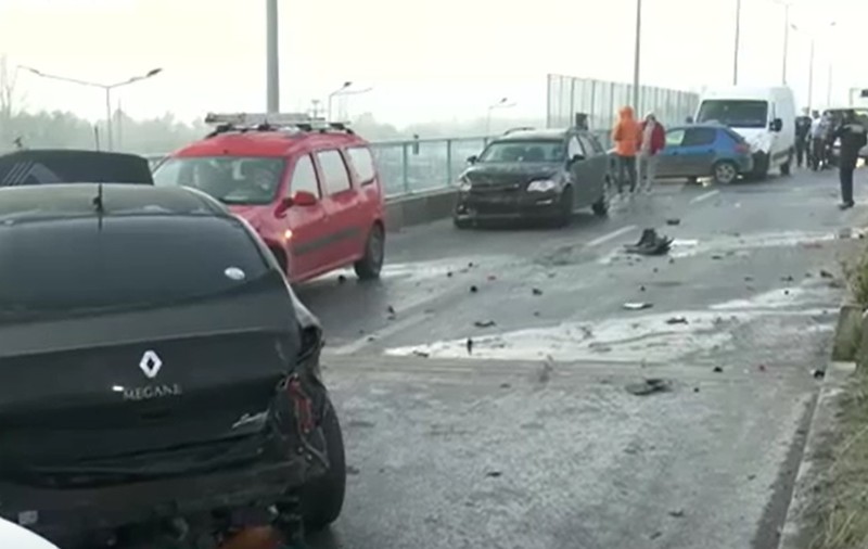Accident cu 20 de mașini, în București, după ce șoseaua a devenit patinoar din cauza aspersoarelor