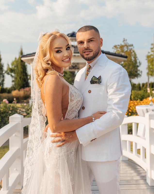 Cât costă rochia de mireasă cu diamante a Mariei Constantin: „A fost mai transparentă, dar a purtat pe dedesubt pantaloni scurți”