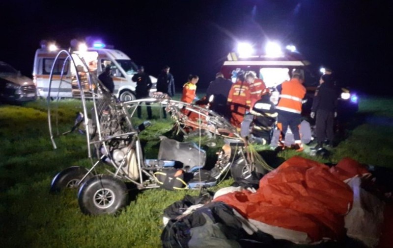 O parapantă cu motor s-a prăbușit pe un câmp, în Bihor. Pilotul și o fată de 19 ani au murit