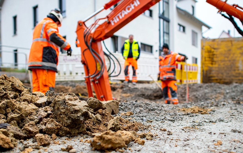 Un român accidentat pe un șantier din Germania primește o pensie de 640 de lei, după ce o bucată de beton de două tone i-a strivit picioarele