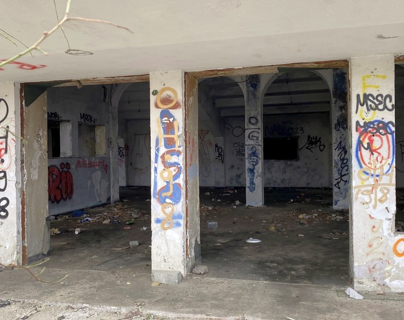 Cum arată la interior cinematograful Giulești, abandonat de autoritățile locale de mai bine de 20 de ani. Disputa dintre edili pe clădirea-simbol a cartierului