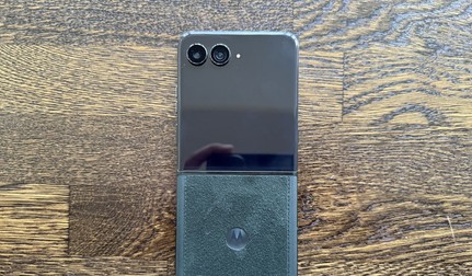 Motorola Razr 60 Ultra este un adevărat telefon vârf de gamă care vine în format pliabil „flip”. Foto: Claudiu Râpan / Libertatea