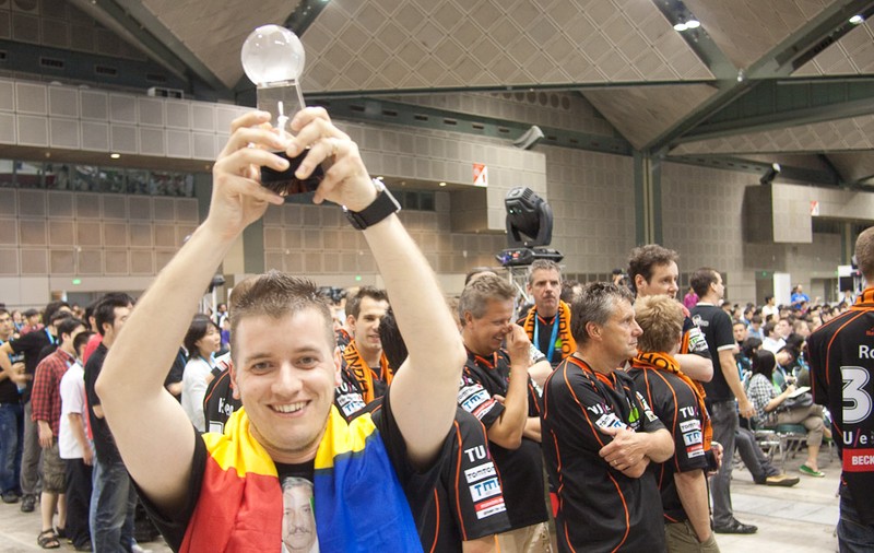 Povestea lui Sebastian Marian, sibianul care participă la cel mai mare concurs de robotică din lume. Programează roboții să joace fotbal