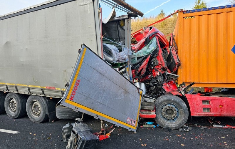 Șofer român de TIR, pe moarte în Germania. A intrat fără frâne în camionul din fața lui și a fost strivit în cabină. VIDEO