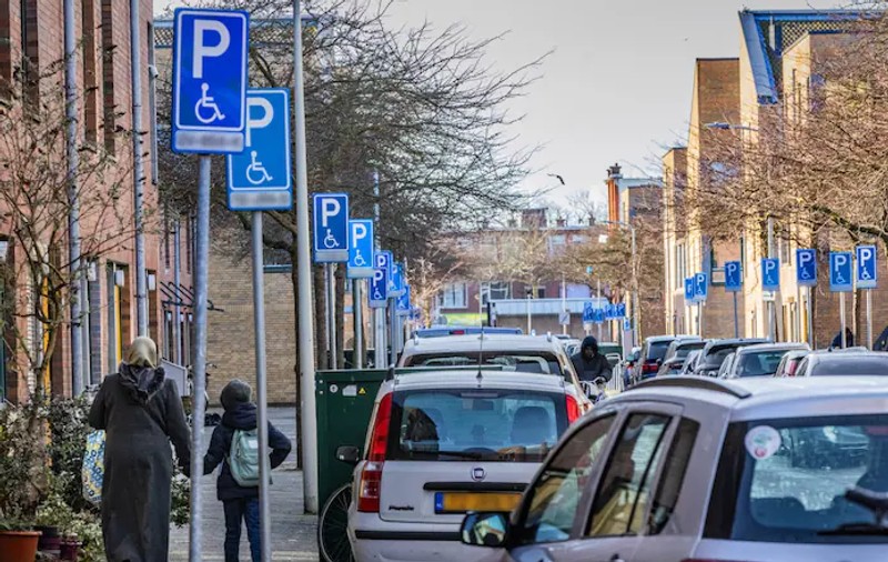 42 de locuri de parcare pentru persoane cu handicap pe o singură stradă, într-un cartier muncitoresc din Haga: „Nu este normal”