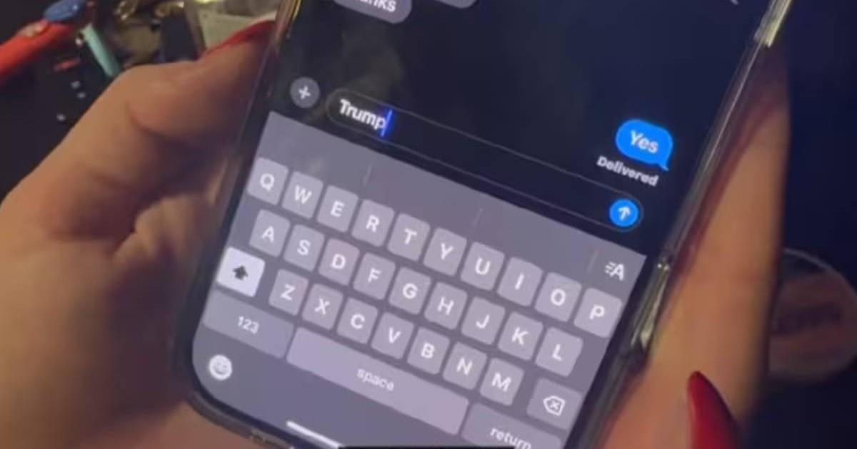 telefon mobil iphone pe care este deschisa aplicatia de mesaje