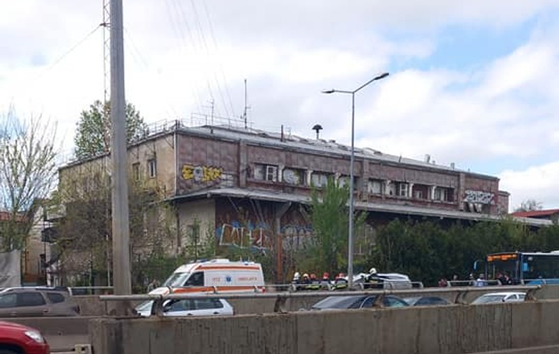 O șoferiță a intrat într-o mașină parcată și s-a răsturnat, la intrarea în București. Femeia a fost transportată la Spitalul Elias