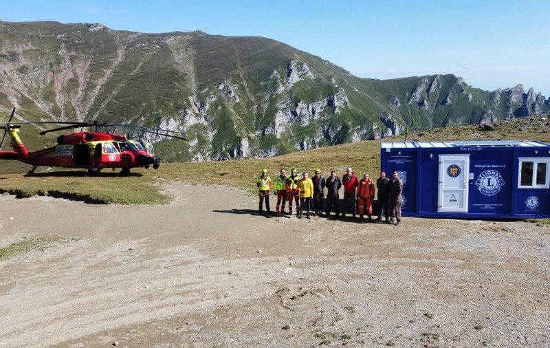Primul „Refugiu de Speranță” a ajuns în Munții Bucegi, pe traseul spre Vârful Omu: ce condiții vor găsi cei care au nevoie de ajutor