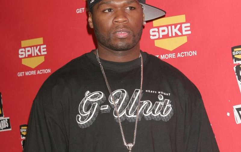 50 Cent îşi scoate tatuajele de pe mâini