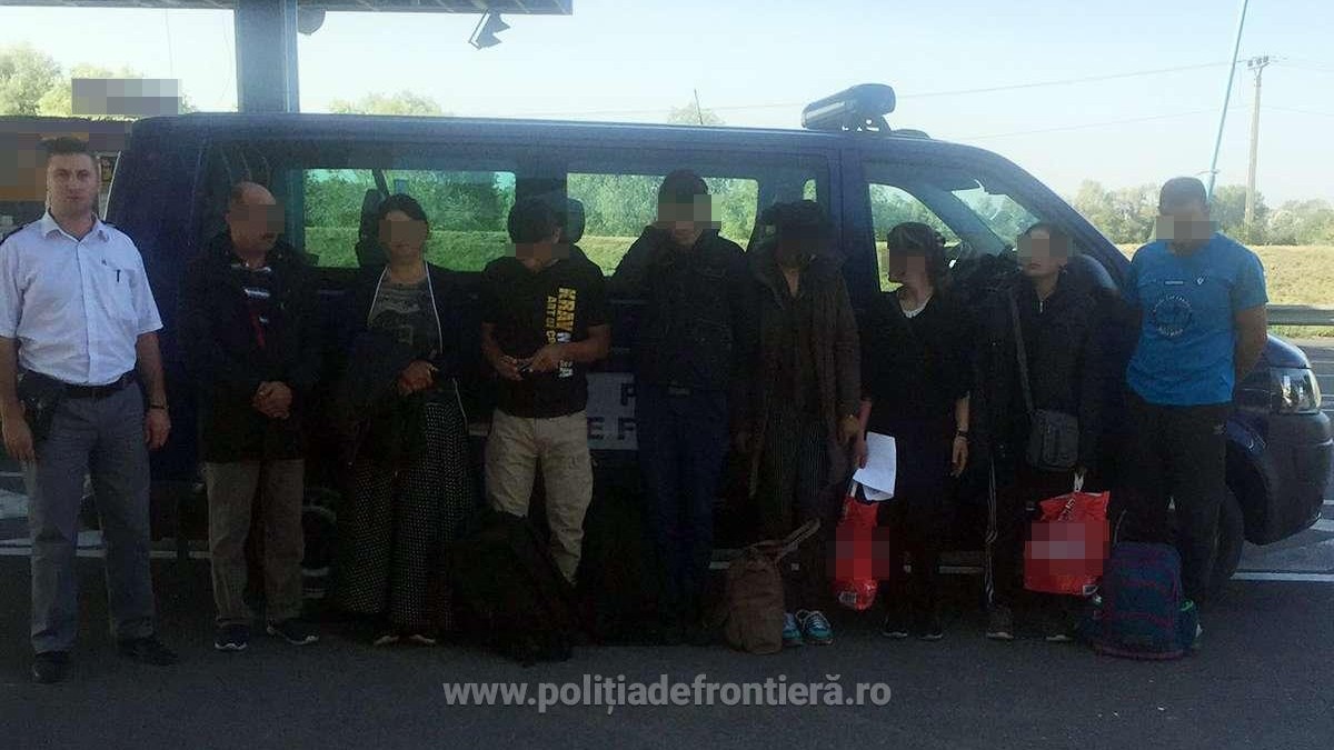 Cetățeni din Irak şi Iran, aflați în taxiuri, opriți la granița cu Ungaria