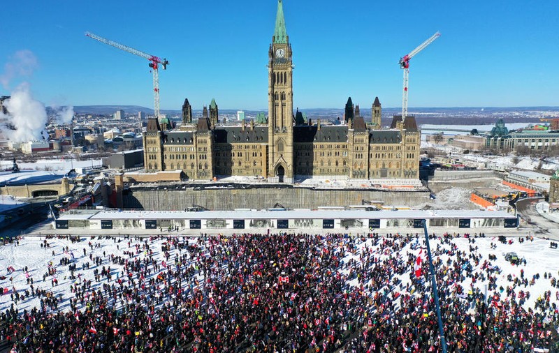 Mii de canadieni s-au alăturat protestului camionagiilor față de vaccinarea obligatorie. Justin Trudeau, dus într-o locație secretă