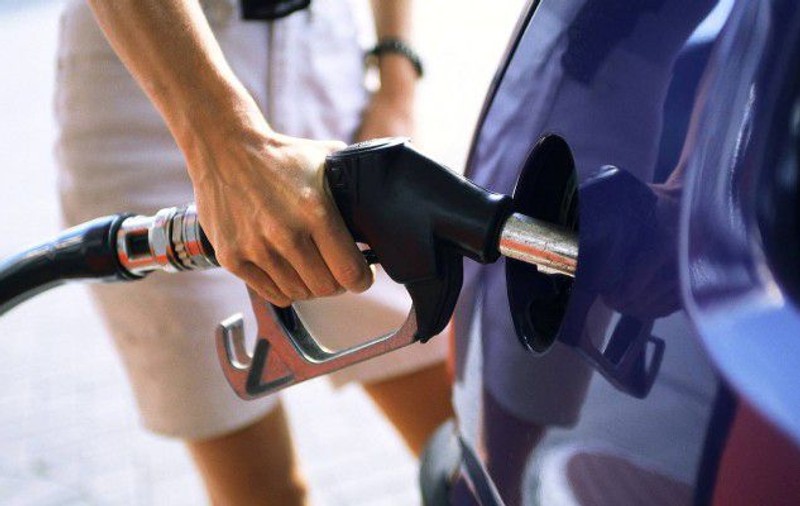 Astăzi intră în vigoare supraacciza la carburanți, dar benzina și motorina s-au scumpit deja
