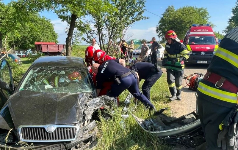 Accident grav la Botoșani. 10 oameni, între care 7 copii, răniți după ce două mașini s-au ciocnit