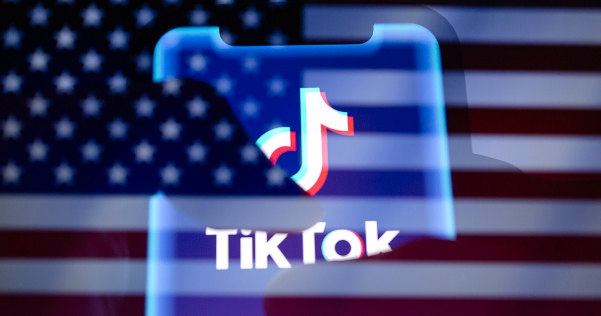 Sigla TikTok pe fundalul estompat al drapelului statelor unite. Foto: Hepta