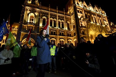 Anna Donath se adresează demonstranților la un miting anti-guvernamental în Budapesta, în decembrie 2018 FOTO: EPA