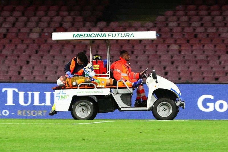 Portarul David Ospina, scos pe targă de pe teren