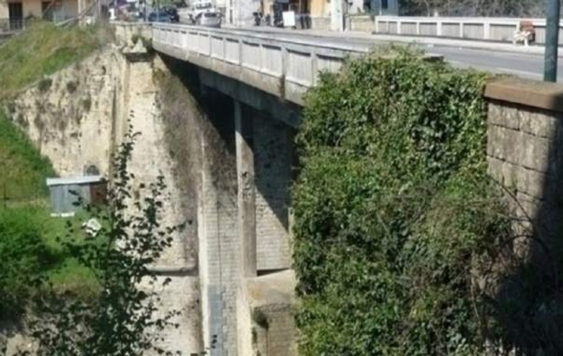 Un tânăr român a murit după ce a căzut de pe un pod din Napoli, de la o înălțime de 15 metri