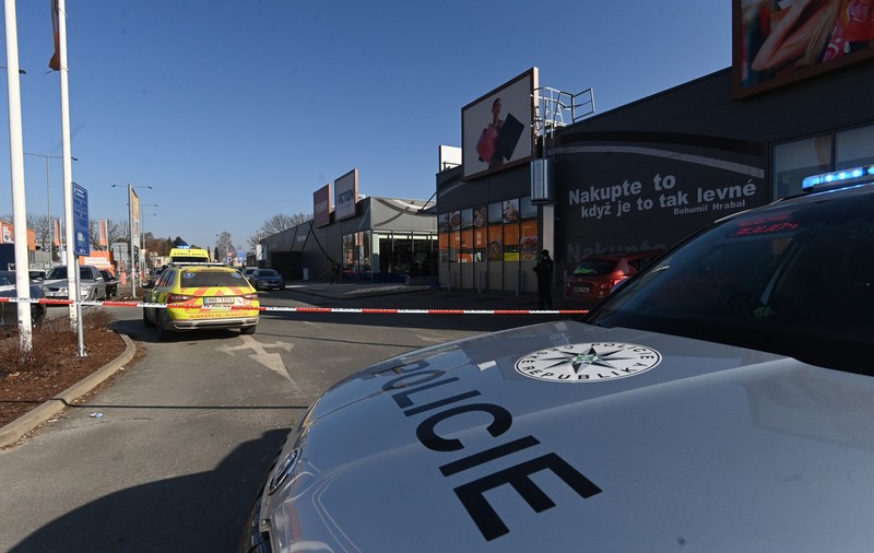 Atac cu cuțitul într-un centru comercial din Cehia: două vânzătoare au fost ucise. Atacatorul, arestat de polițiști | VIDEO