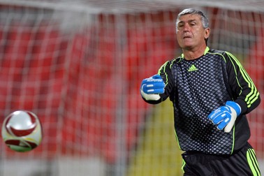 Meciul de fotbal "Old Boys" dintre Dinamo Bucuresti si Universitatea Craiova, disputat in Bucuresti, miercuri, 10 noiembrie 2010. In imagine, Dumitru Moraru