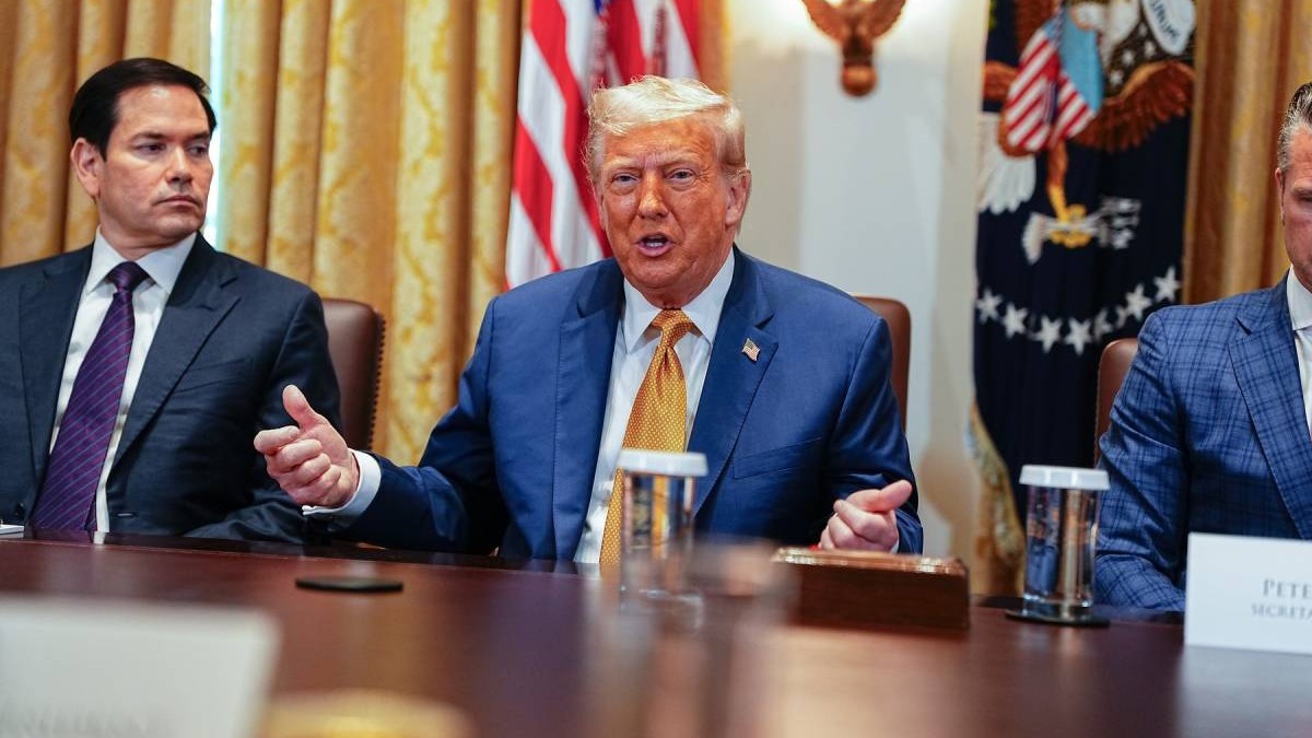 Președintele american Donald Trump, în timpul unei ședințe la Casa Albă, stă la masa și le explică politicienilor ceva în timp ce gesticulează din mâini