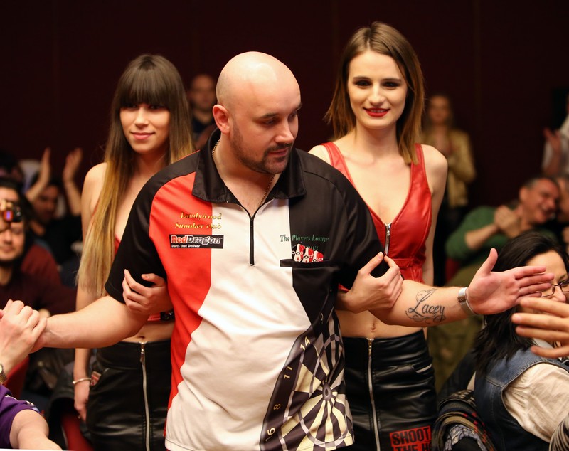 Cei mai tari țintași! Romanian Darts Festival - peste 350 de jucători profesionişti din Europa, la București. Jamie Hughes și Annette Tillborn, învingători