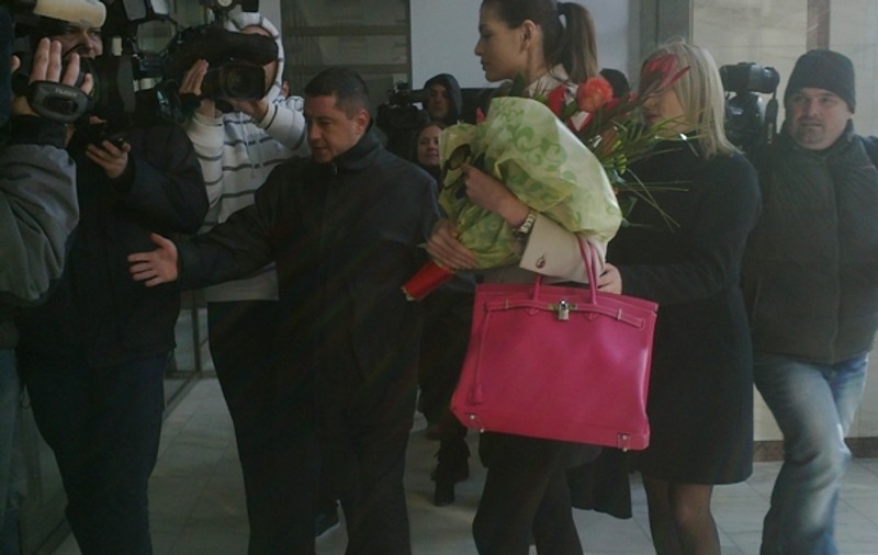 "Chinezul" a aşteptat-o pe Moni Gabor cu flori la Tribunal! Vedeta se judecă pentru custodia copilului
