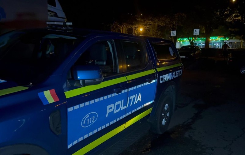 Un adolescent de 15 ani a murit, marţi seară, după ce s-ar fi aruncat de la etajul patru al unui bloc din Ploieşti