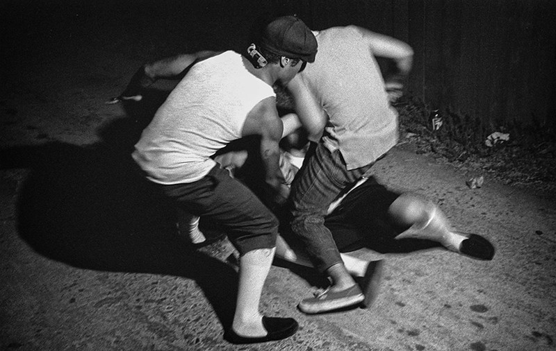 Cum arătau soldații străzilor în anii '80! Imagini brutale din interiorul celor mai periculoase bande din Los Angeles: armele, drogurile și bătăile erau la ordinea zilei