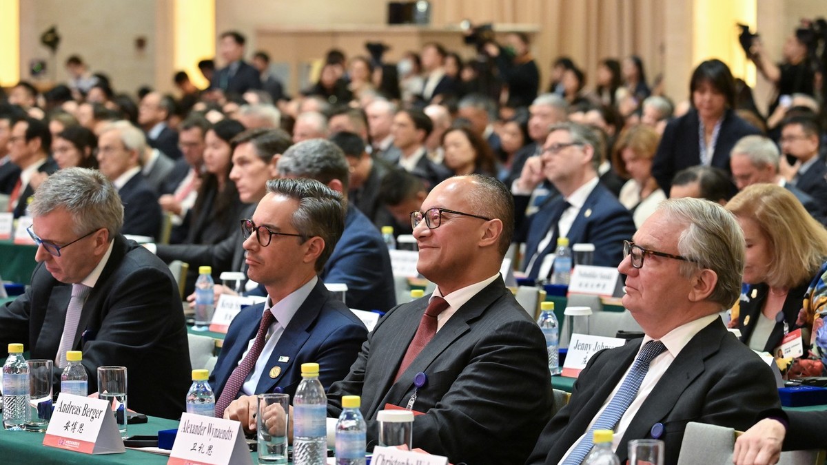 86 de lideri de afaceri globali, inclusiv directorii executivi ai Apple, Nestlé și multor companii germane, au răspuns invitației guvernului chinez de a participa la Forumul de Dezvoltare al Chinei de la Beijing